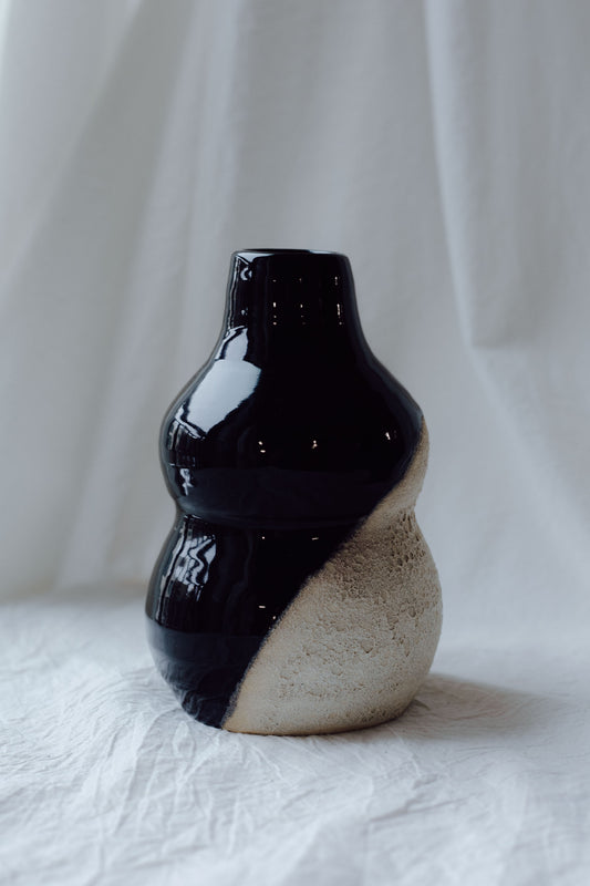 black/white magma vase