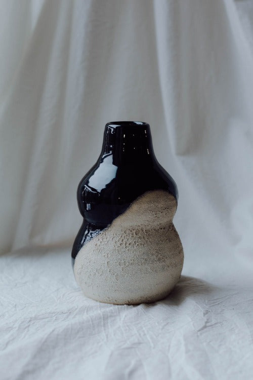 black/white magma vase