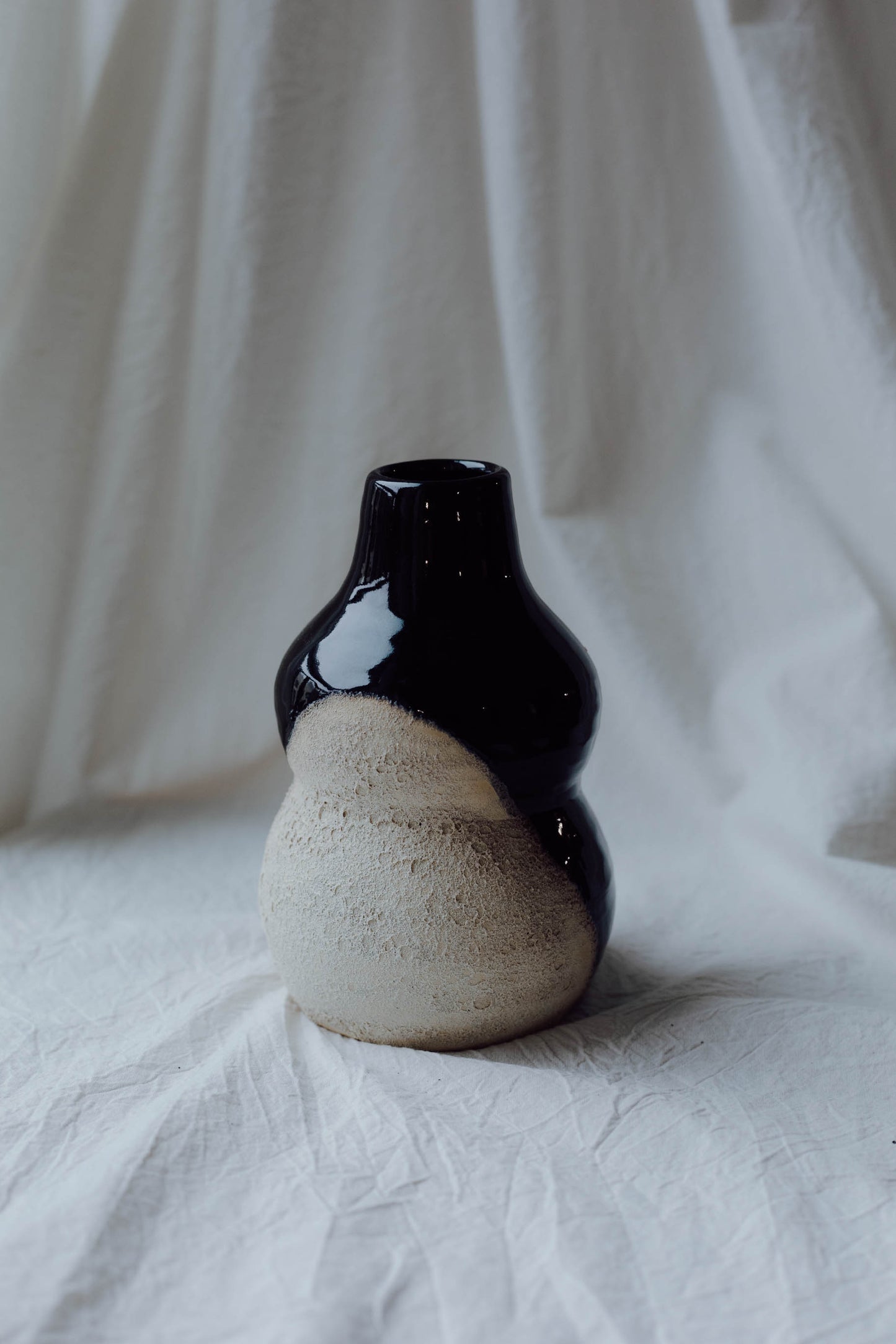 black/white magma vase