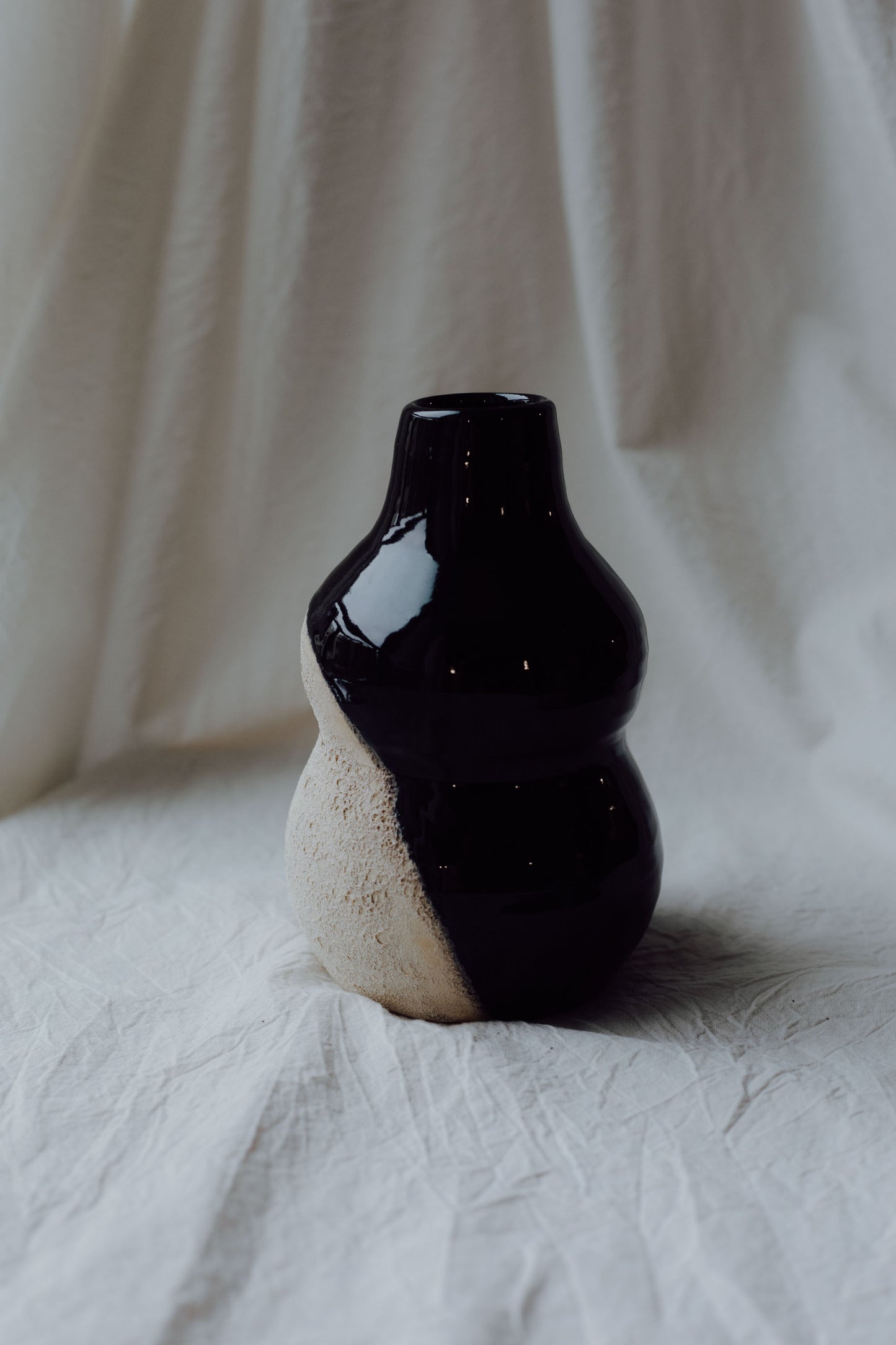 black/white magma vase